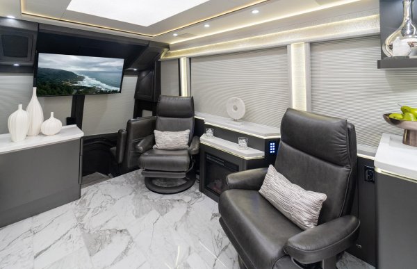 Всяко чудовище от този тренор на Marathon, включително този на снимката,  е уникален. Правят се според вкуса на конкретен клиент, но #1397 е "Изборът на дизайнера&ldquo;. Това означава, че на интериорните дизайнери на Marathon е дадена свобода да развихрят творческите си сили..
